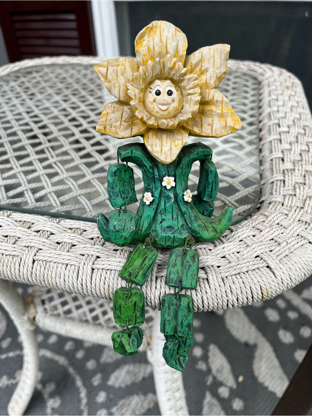 Anthropomorphic Resin Daffodil Flower Shelf Sitter Green And Yellow
